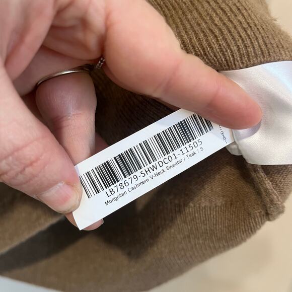 Quince 100% Mongolian Cashmere V Neck Sweater Quiet Luxury Womens Small - Picture 5 of 6